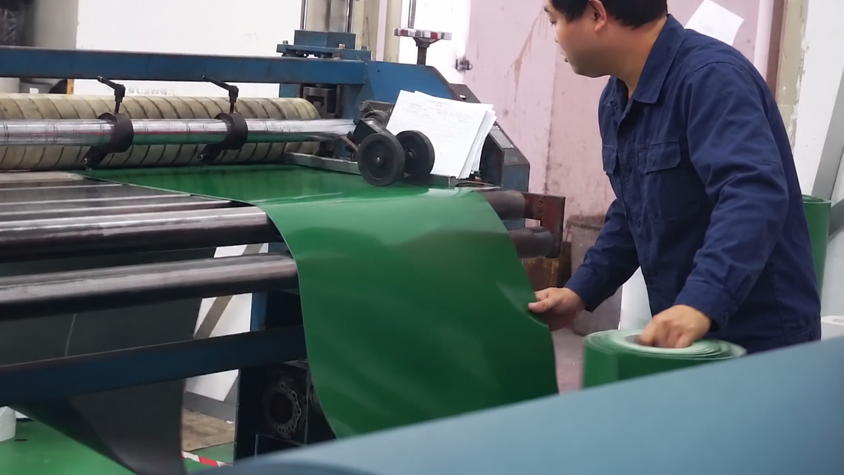 LKBELT worker cutting belt material in the workshop