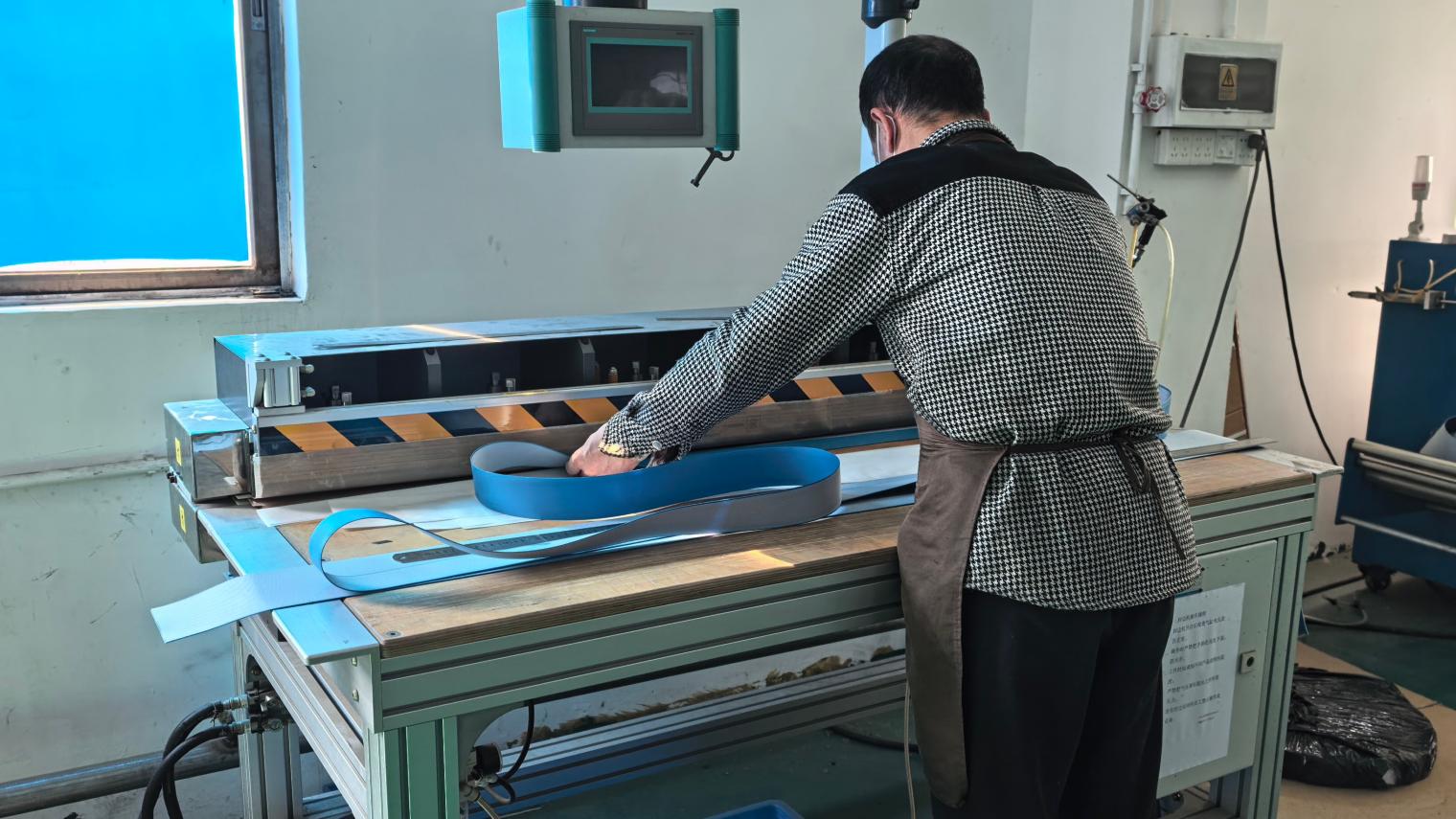 Edge finishing equipment and operator in the Libo workshop