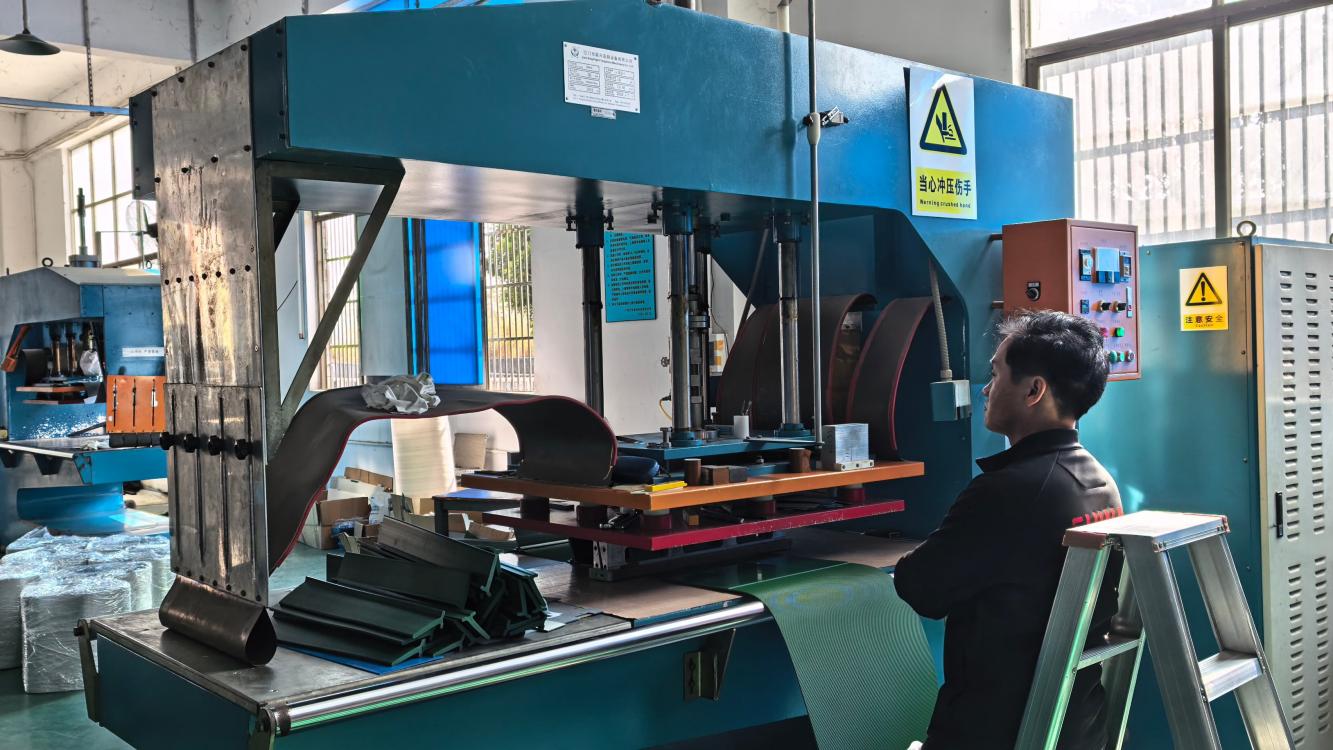 LKBELT worker operating belt hot-welding equipment